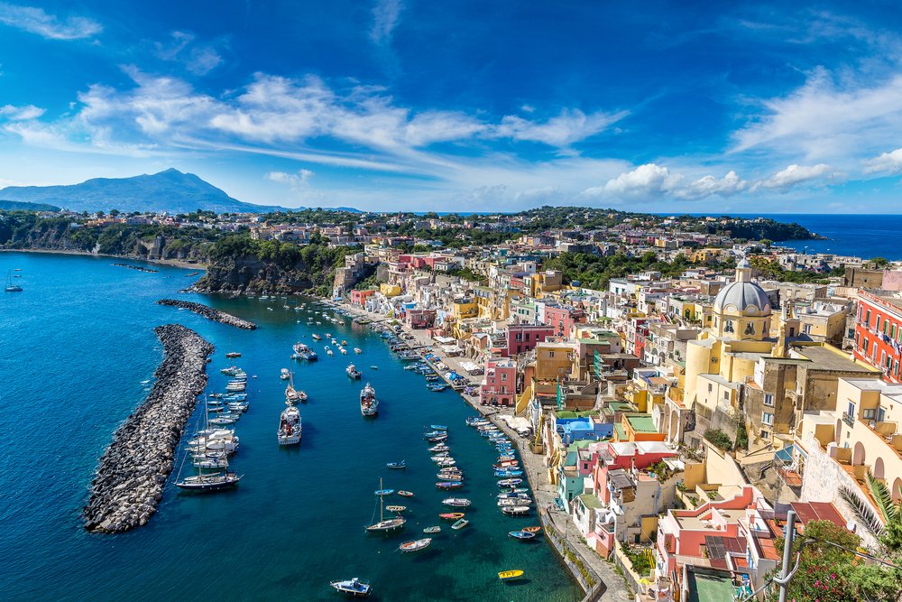 Le case colorate di Procida: come un’isola ha costruito la sua identità visiva senza un ufficio marketing